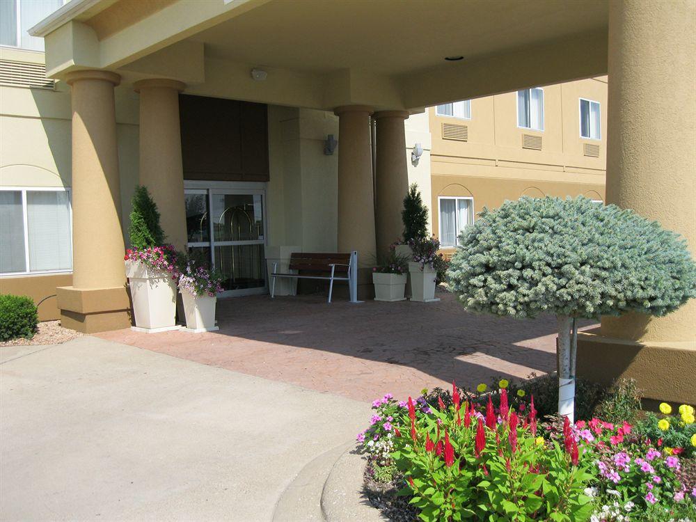 Holiday Inn Express Hotel & Suites Burlington By Ihg Exterior photo