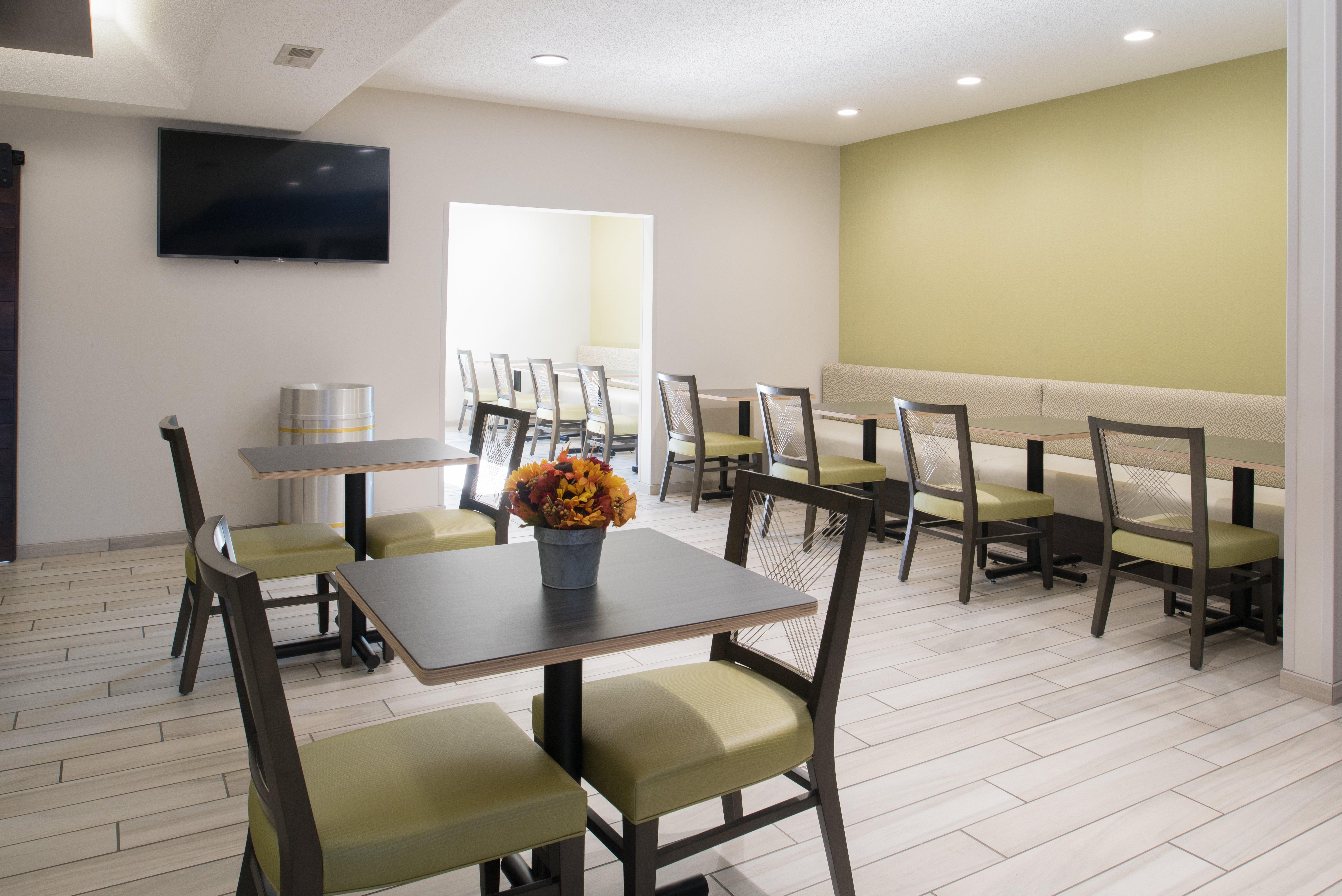 Holiday Inn Express Hotel & Suites Burlington By Ihg Exterior photo