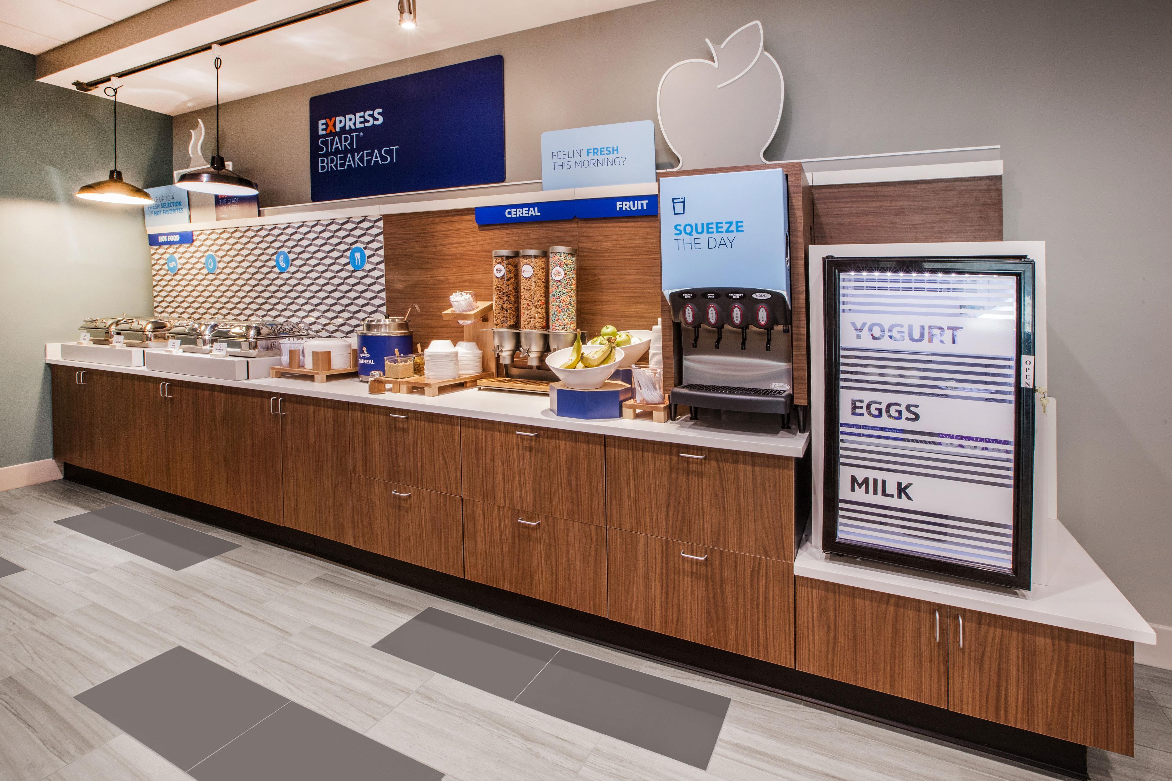 Holiday Inn Express Hotel & Suites Burlington By Ihg Exterior photo