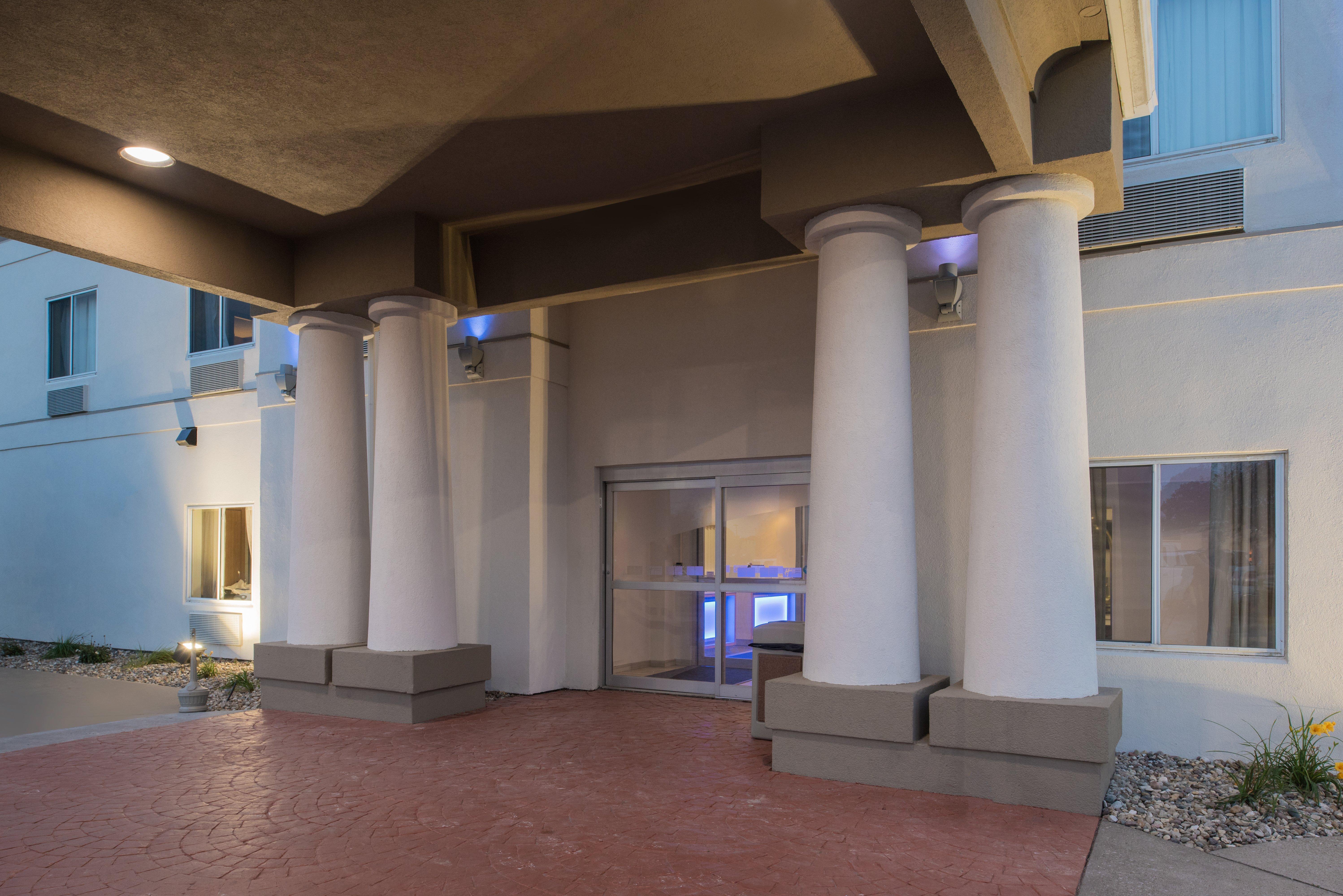 Holiday Inn Express Hotel & Suites Burlington By Ihg Exterior photo