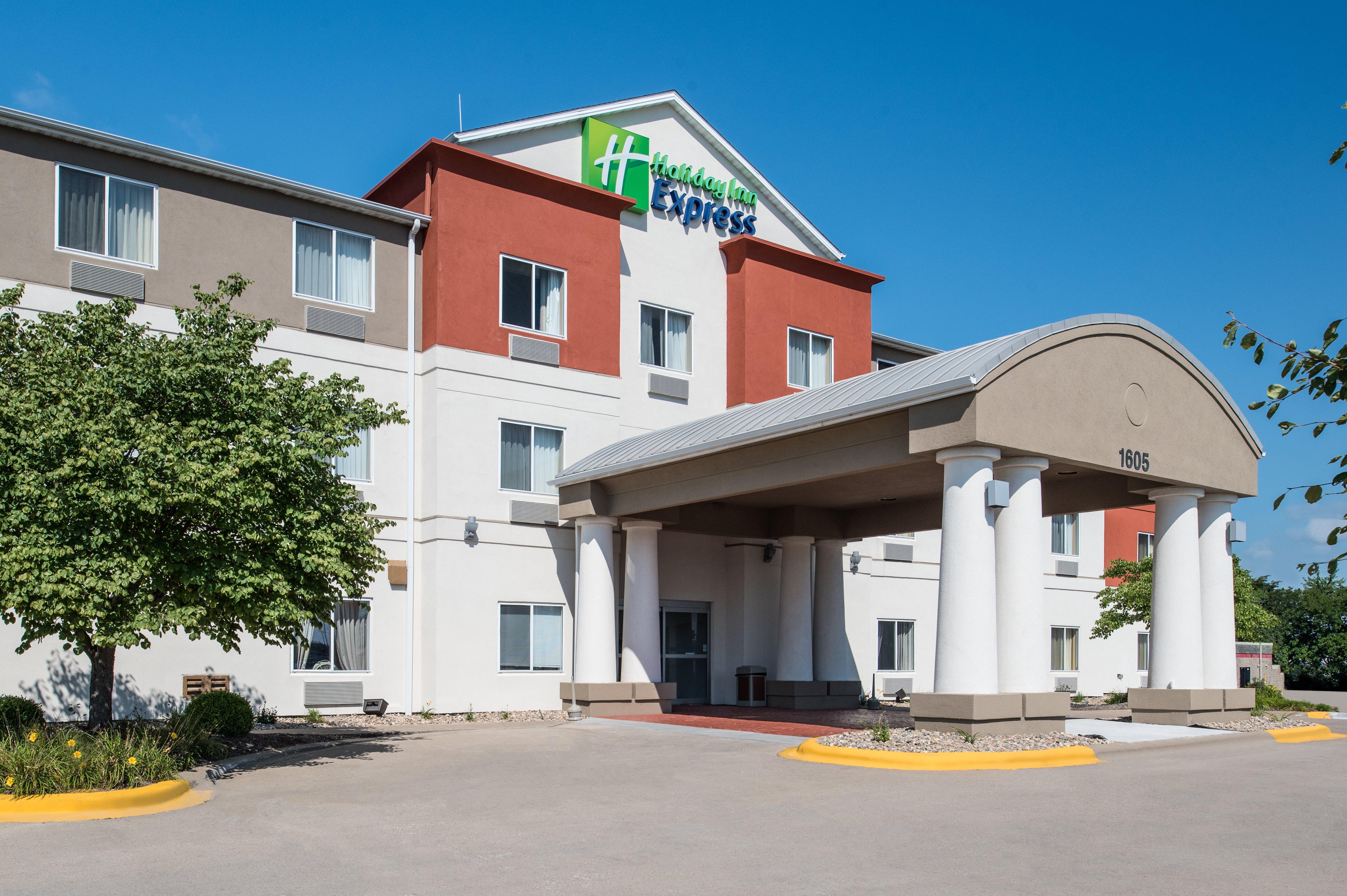 Holiday Inn Express Hotel & Suites Burlington By Ihg Exterior photo