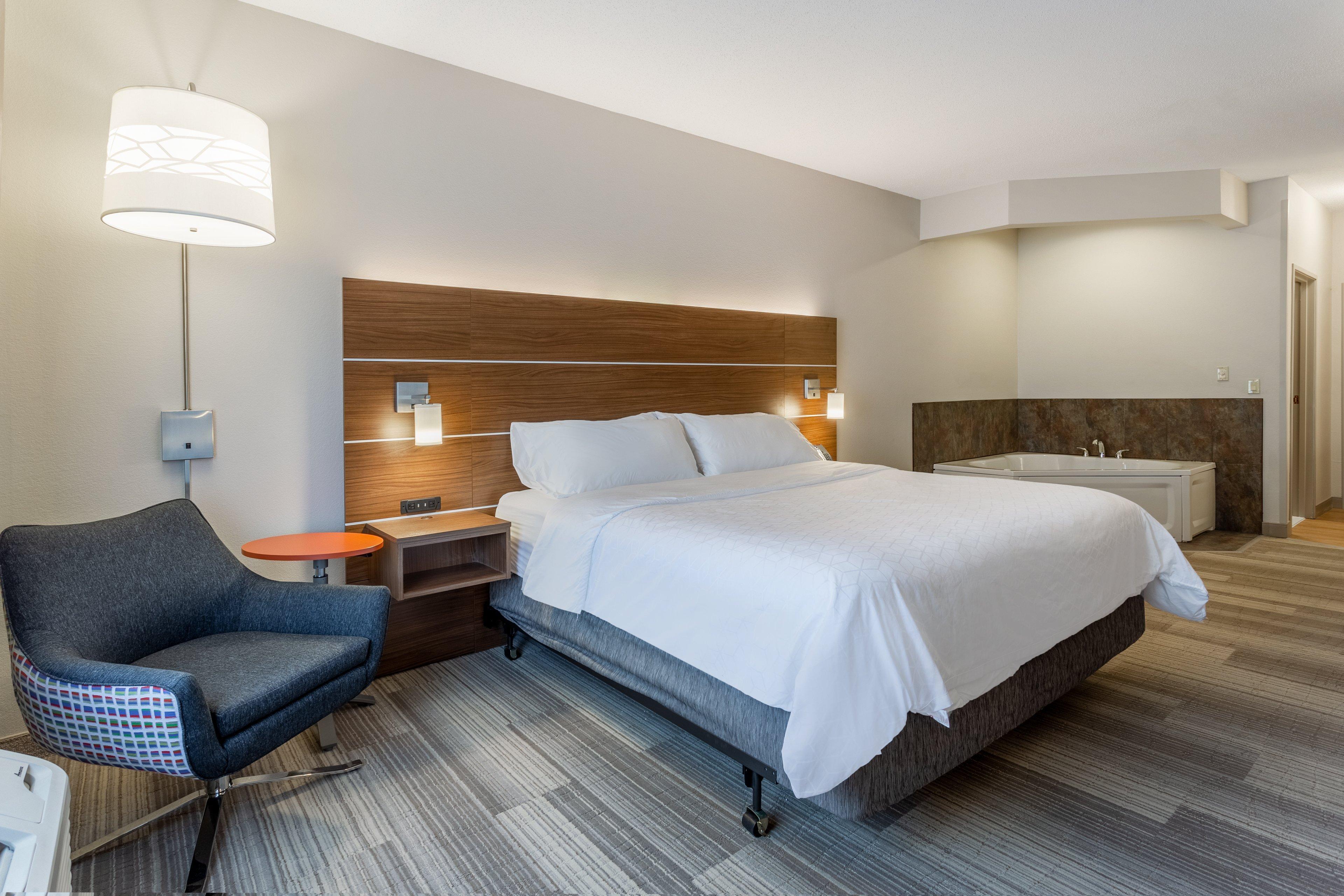 Holiday Inn Express Hotel & Suites Burlington By Ihg Exterior photo