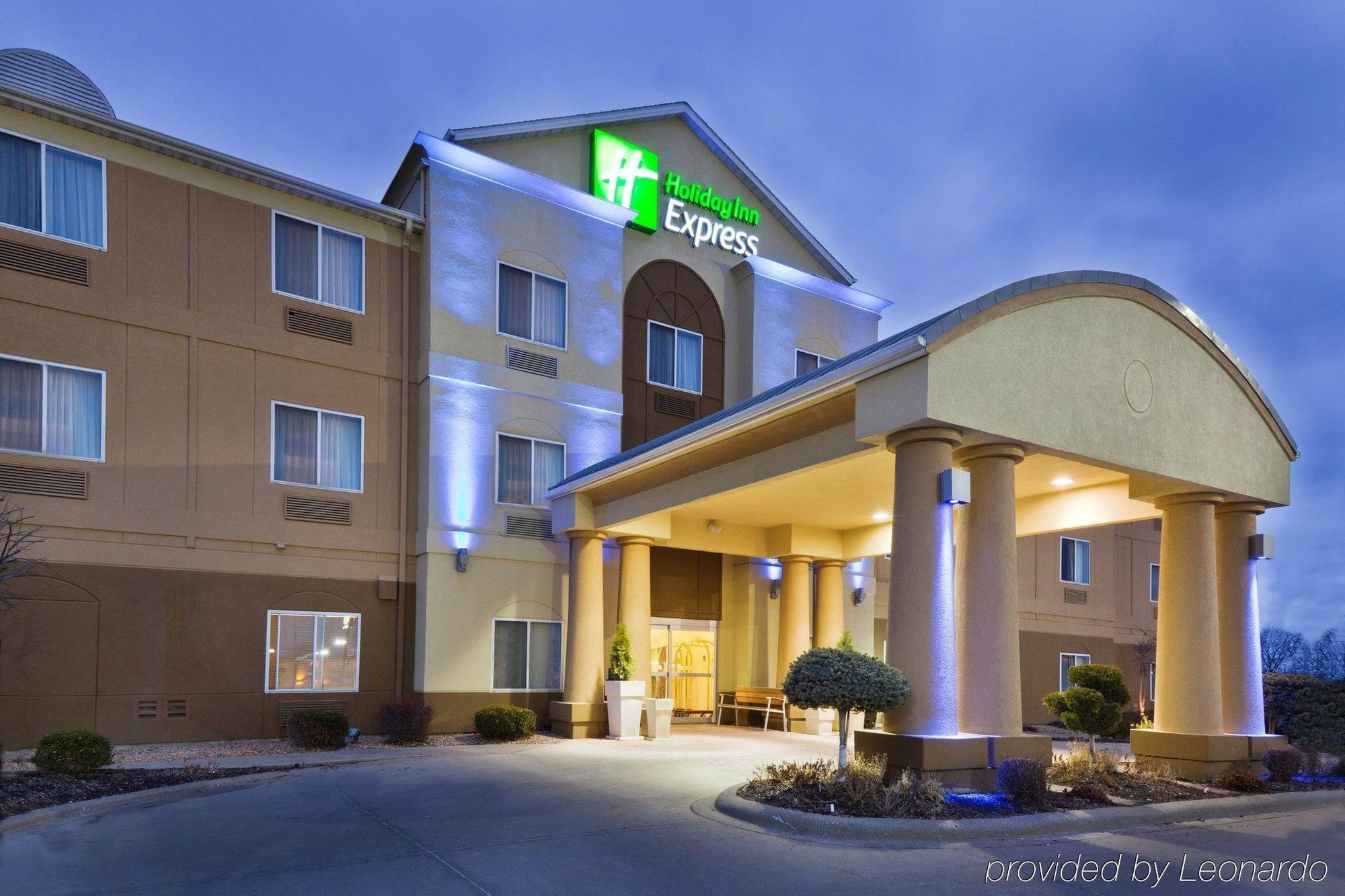 Holiday Inn Express Hotel & Suites Burlington By Ihg Exterior photo
