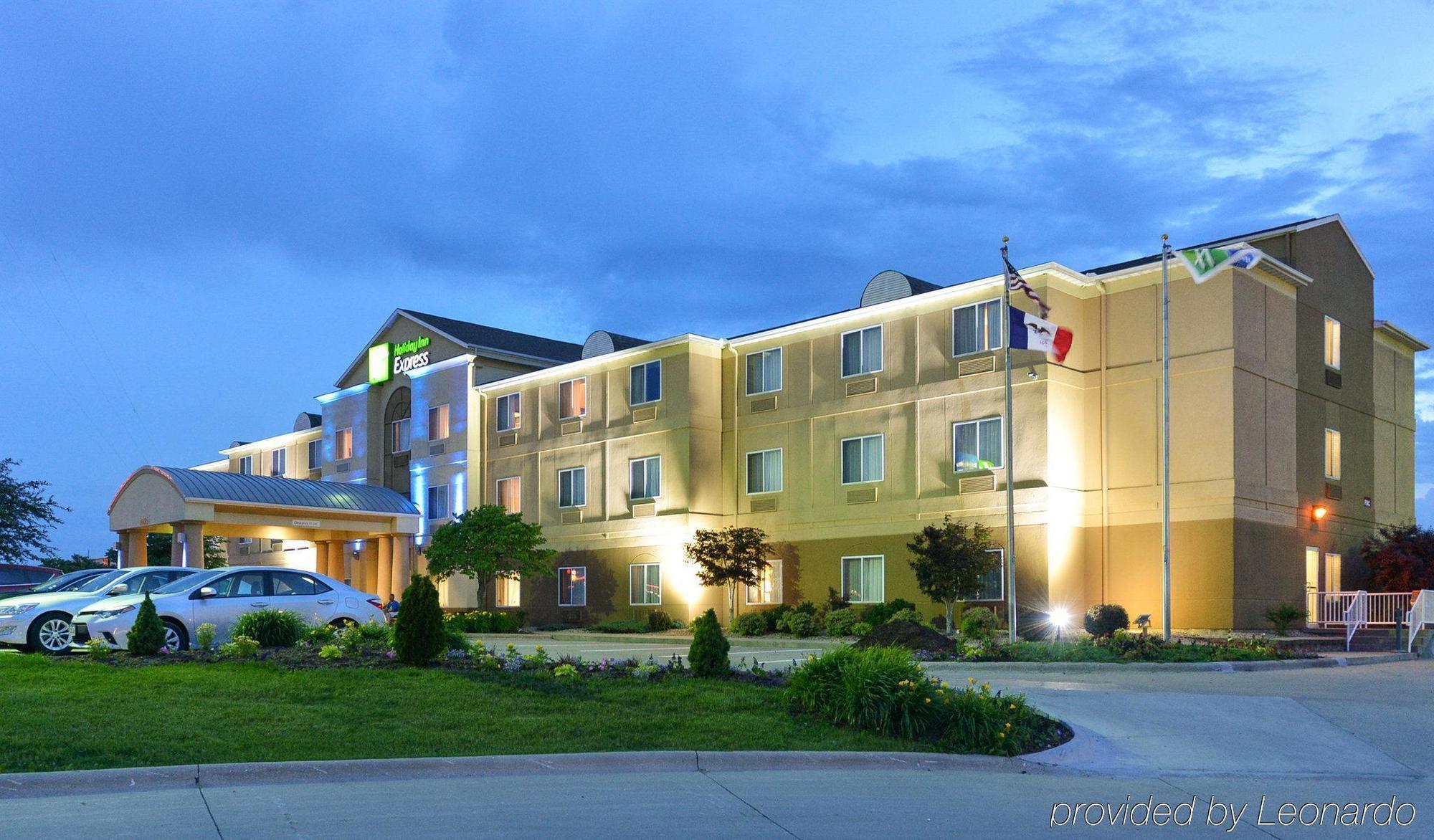 Holiday Inn Express Hotel & Suites Burlington By Ihg Exterior photo