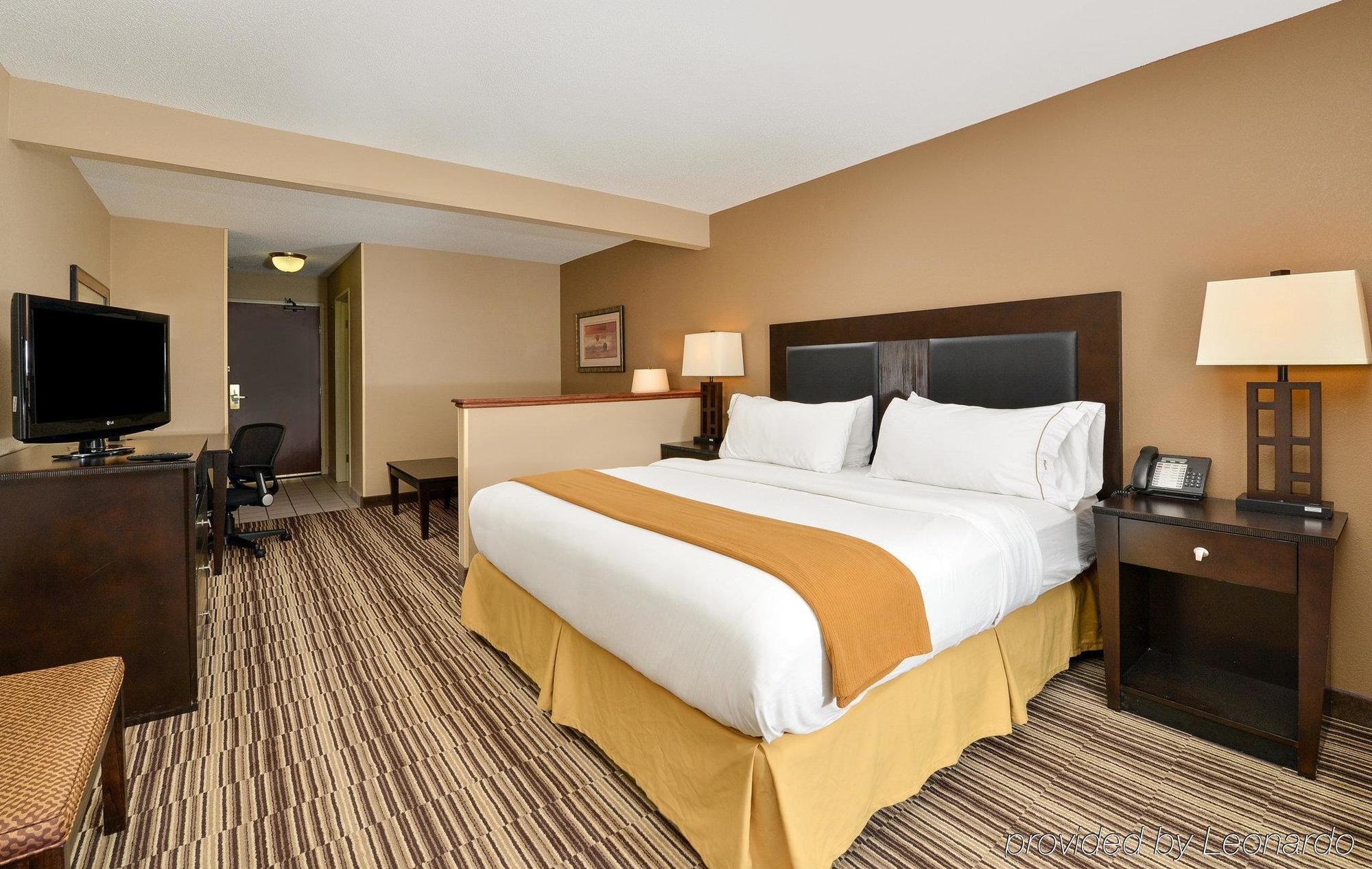 Holiday Inn Express Hotel & Suites Burlington By Ihg Exterior photo