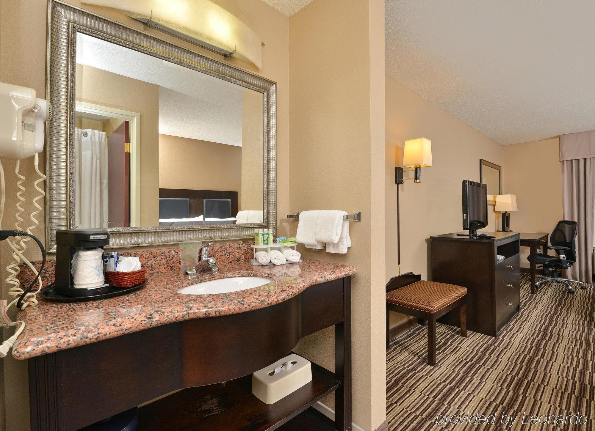Holiday Inn Express Hotel & Suites Burlington By Ihg Exterior photo