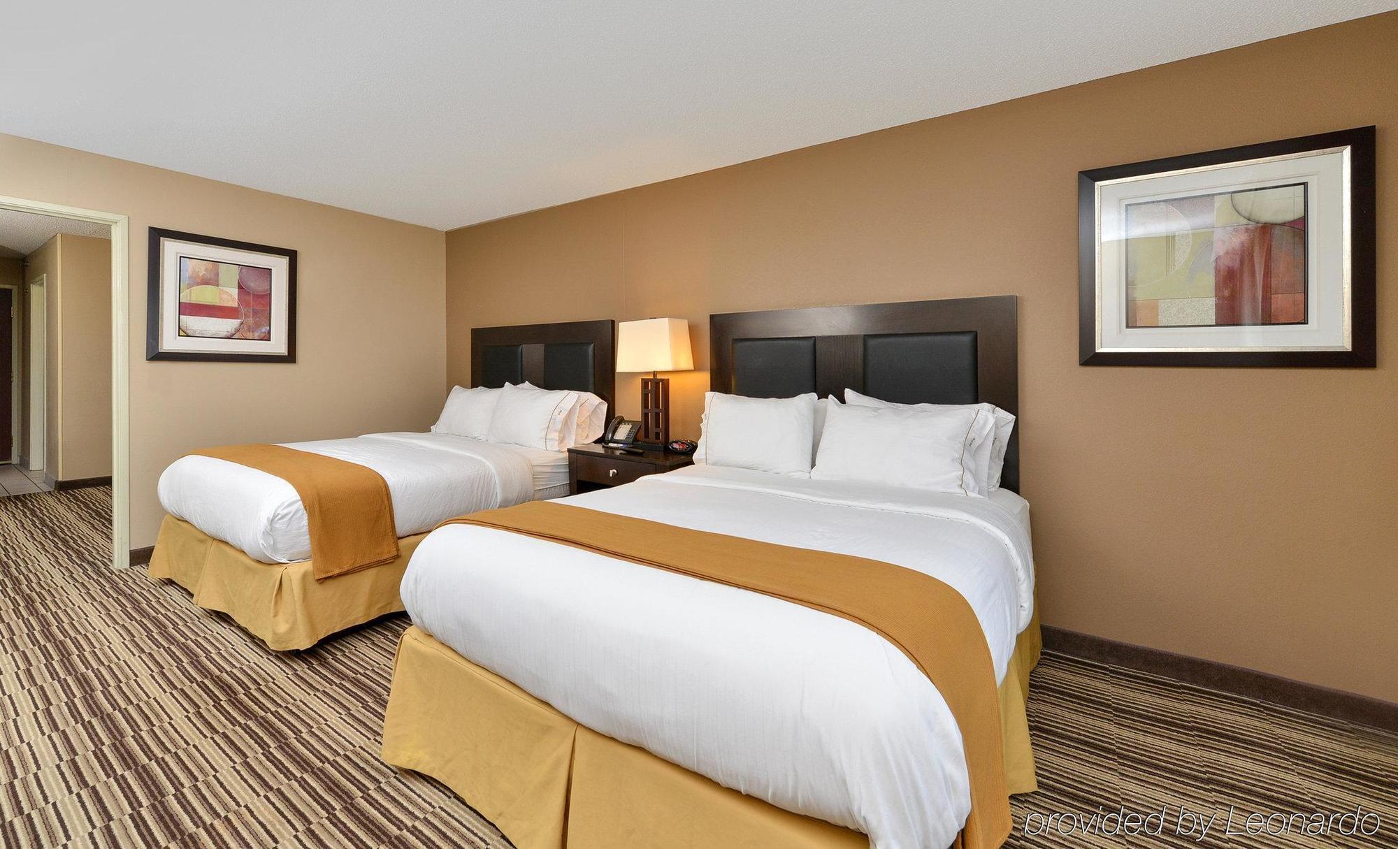 Holiday Inn Express Hotel & Suites Burlington By Ihg Exterior photo