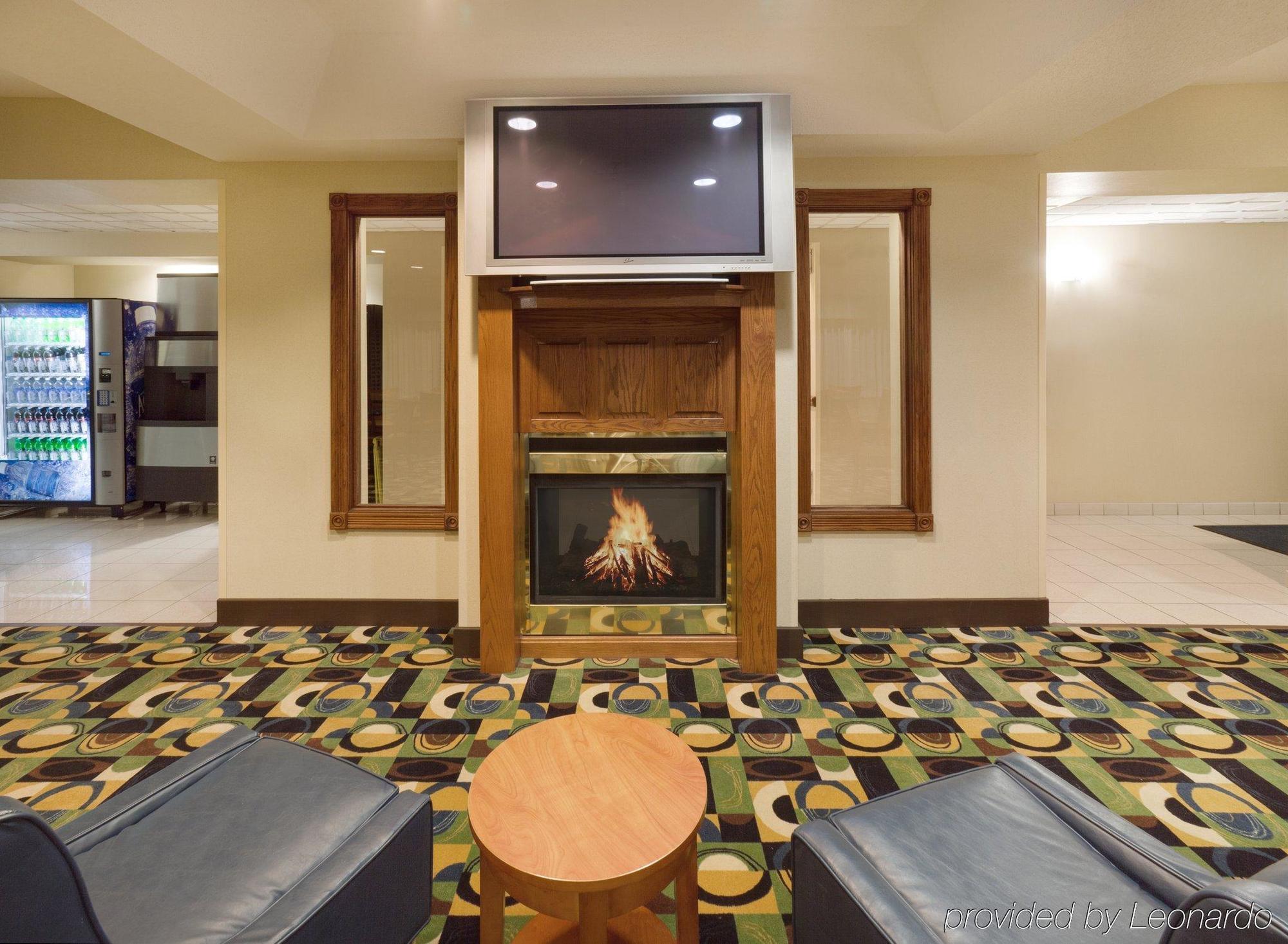 Holiday Inn Express Hotel & Suites Burlington By Ihg Interior photo