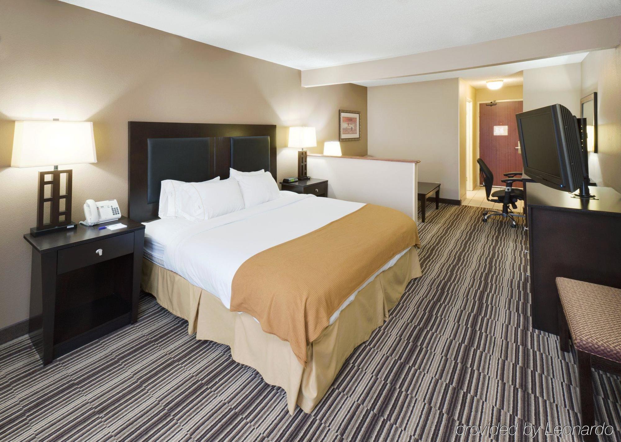 Holiday Inn Express Hotel & Suites Burlington By Ihg Room photo